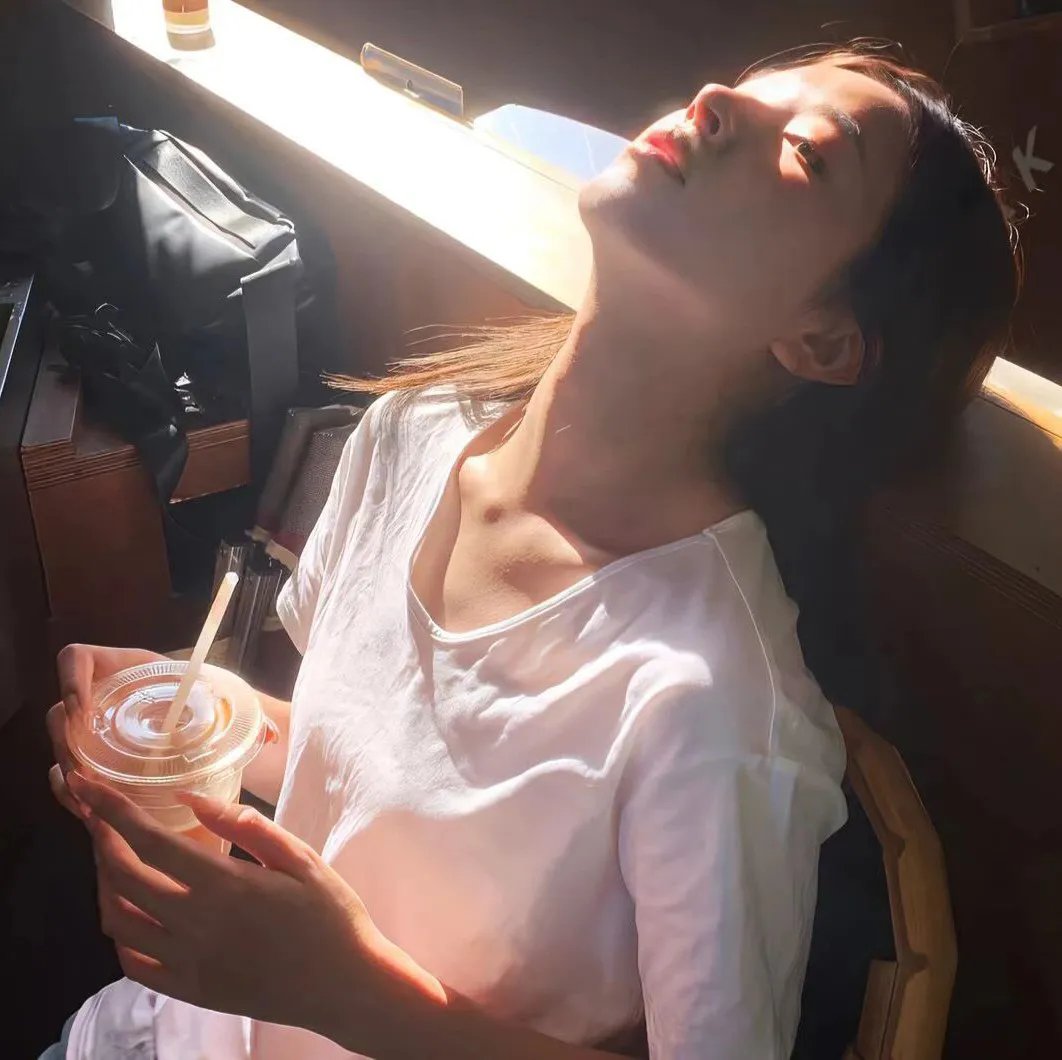 不再托腮遐思